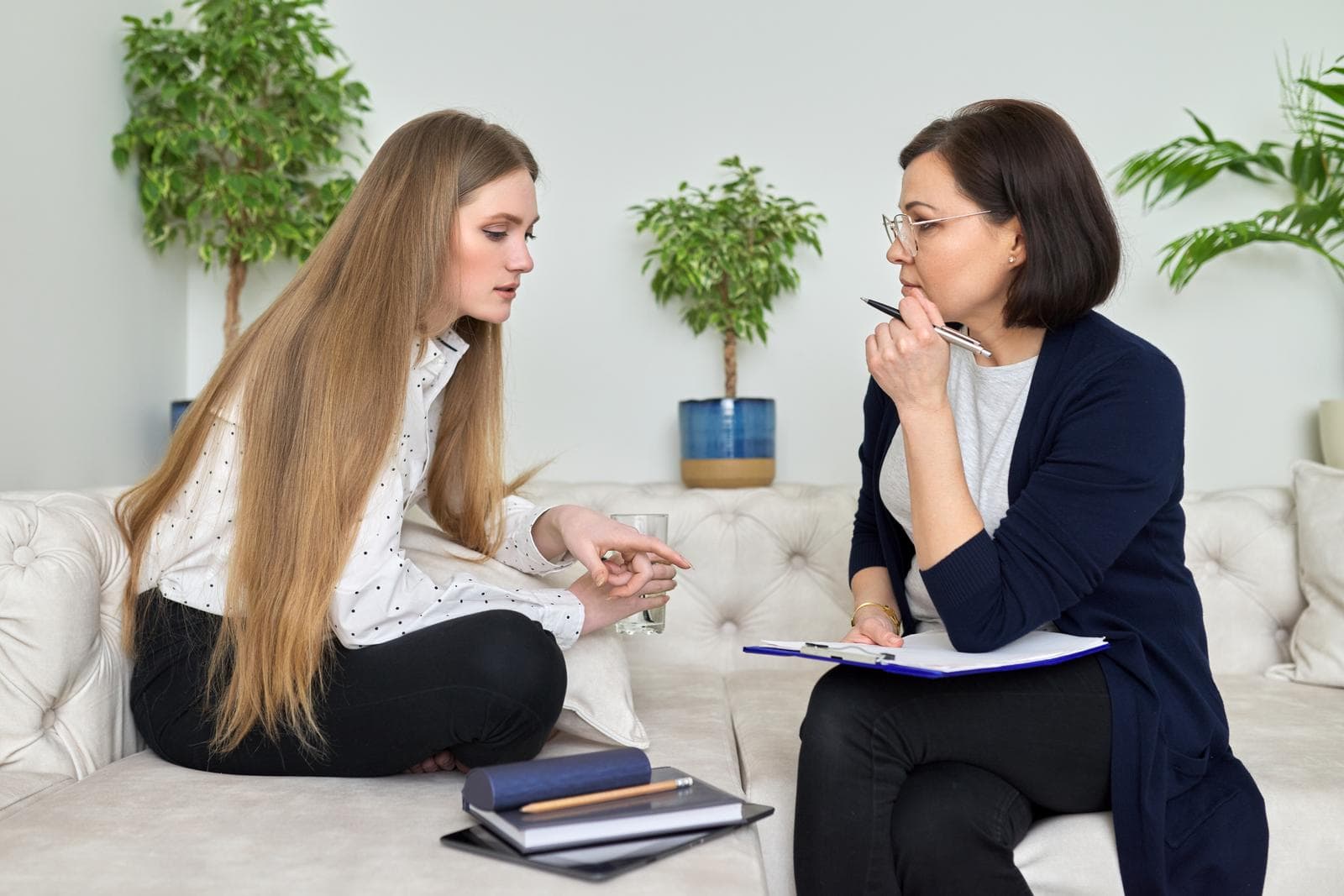 Why Should You Choose Luxury Rehabs for Addiction Treatment? 2 meeting of long haired young woman patient with psychologist